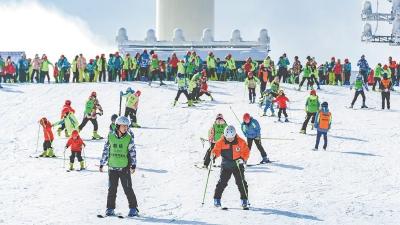 北京冬奥会闭幕后冰雪运动热度持续 湖北多个滑雪场客流远超往年同期