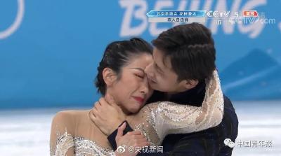 花滑金牌背后，临时的一个决定！观众席浪漫一幕刷屏，网友看哭