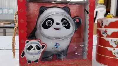 新一批“冰墩墩”冒雪抵京