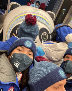 美选手指着菜单上的冰墩墩说来两个，服务员：这个不卖