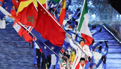 全场最高旗手！徐梦桃坐高亭宇肩上扛旗出场