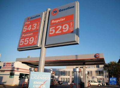 美国汽油价格持续上涨 民众开始减少驾车出行