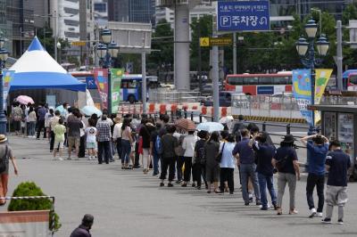 韩国单日新增确诊超34万例，每10人中有1人感染