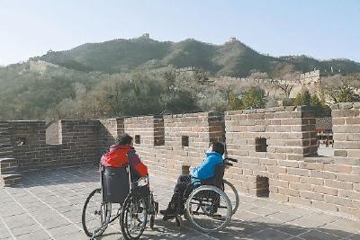 坐轮椅“爬”长城，北京无障碍建设获赞
