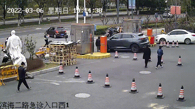 “开门！”小伙在医院门口声嘶力竭大喊......网友坐不住了