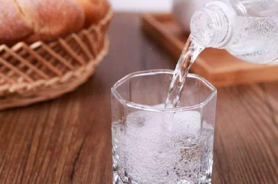 贴上“碱性”标签价格高出4倍！喝碱性水真的更健康吗？