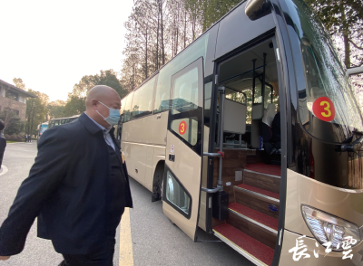 2022全国两会丨湖北代表团启程乘机赴京