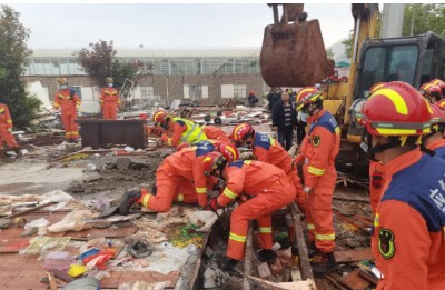 昆明一建筑工地房屋倒塌3人被埋 消防紧急救援
