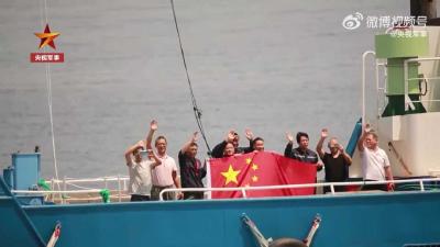中国渔民亚丁湾展国旗感谢海军护航