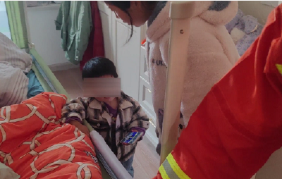 黄冈：粗心妈妈丢下两幼儿外出 孩子被反锁吓坏一家人