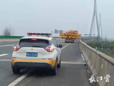 武汉两湖隧道盾构机来啦！高速路政保驾护航“巨无霸”400公里   