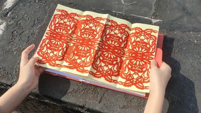 将剪纸元素融入书籍设计中，武汉高校这两位“00后”纸上生“花”