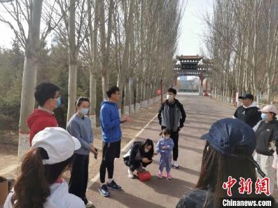 世界地球日：拥抱低碳生活 “捡跑”守护环境