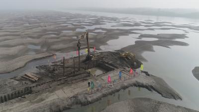 湖北电网首用“特制海缆拖管钻江技术”跨江送电  