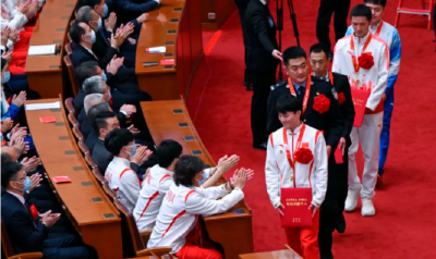 刚刚，总结表彰大会上的这4个瞬间，让人心潮澎湃！