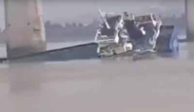 浙江一货船撞上高铁桥墩沉没，海事部门正在救援