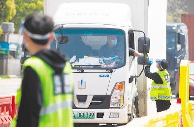 高速路口防控排查井然有序