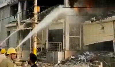 印度新德里一建筑发生火灾 已致27死40伤