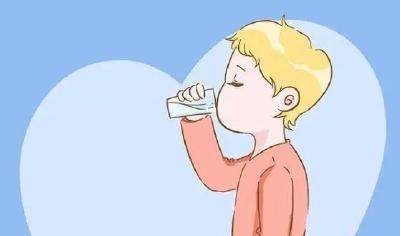 孩子不爱喝水怎么办？一文详解孩子喝水的五大误区