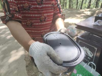 家里发现蟑螂，能不能直接踩死？