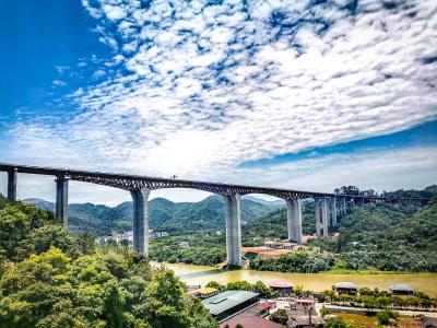 湖北造！世界最大跨径钢桁组合连续刚构桥今日通车