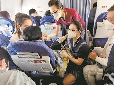 飞机爬升时旅客突发心脏不适 航班提前28分钟降落送病人就医