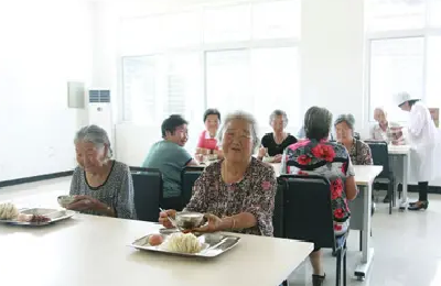 因地制宜办好老年人“幸福餐桌”