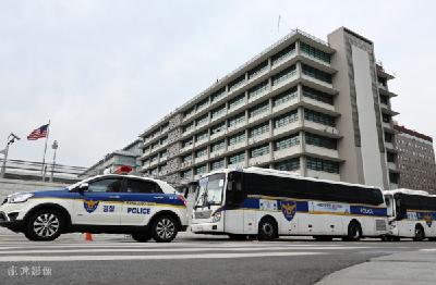 美国驻韩大使馆加强戒备 警车排成长龙