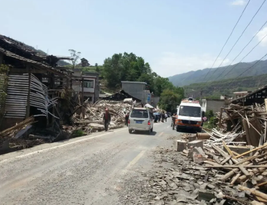四川已调拨省级救灾物资8140件到雅安地震受灾地区