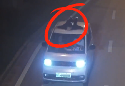 离谱到家！孩子赌气趴车顶，母亲为教育竟驾车上路