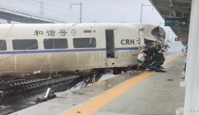 D2809次旅客列车在贵州榕江站撞上泥石流脱线