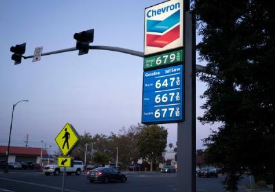油价破纪录上涨 美国一县不得不减少驾车出警