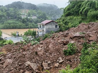 湖南常德桃源县因暴雨发生山体滑坡，致3人失联