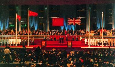 香港回归那夜，这位湖北老乡未曾出镜，却为中国争得宝贵两秒