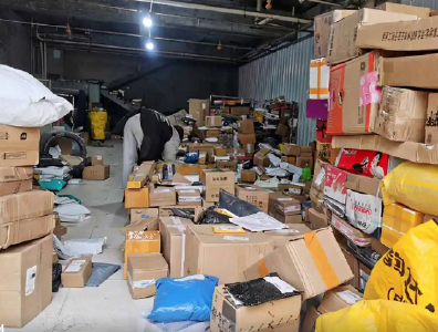 7旬独居老人网购600多个快递不拆堆满家，物业派15人花2天帮整理消杀