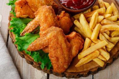 12岁女孩爱吃油炸食物，竟长出9厘米乳腺瘤