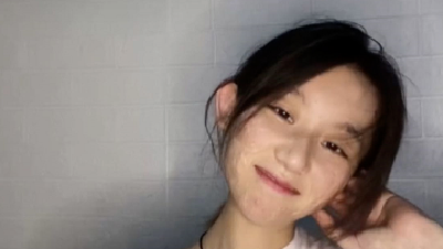 这个女孩，笑！得！真！甜！