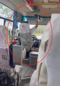 辽宁一客车司机疑似边驾驶边举哑铃，当地客运:正调查核实  
