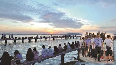 武汉网红“游泳池”：湖水看似平静，危险不可轻视
