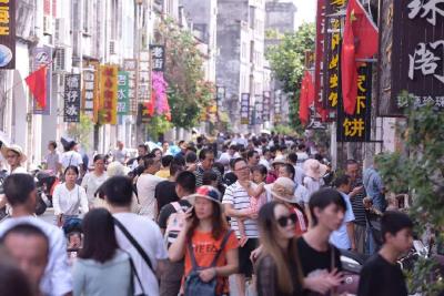 广西北海2000多名游客滞留，当地卫健委主任被免职  