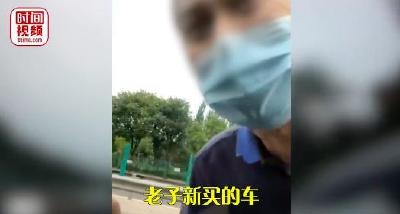 京藏高速一男子发生刮蹭后狂砸对方车辆，警方通报