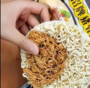 白象客服解释为何吃出双色面饼：生产过程可能有问题，不影响食用安全