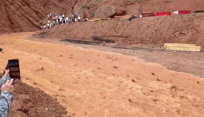 新疆一峡谷突发山洪，回应：工作人员已疏散游客，无人受伤  