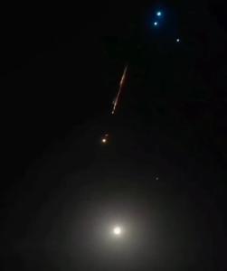 新疆现多个不同色发光体划过夜空奇观，专家：很可能是火流星