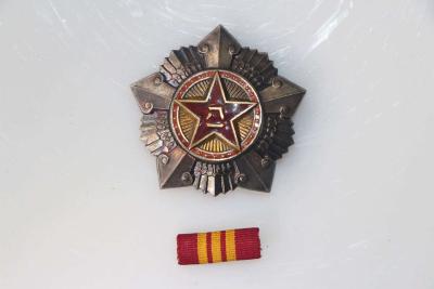 中央军委举行颁授“八一勋章”和荣誉称号仪式 习近平向“八一勋章”获得者颁授勋章和证书 向获得荣誉称号的单位颁授荣誉奖旗