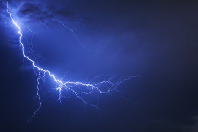 野外遇到“电闪雷鸣”怎么办？这些原则要牢记