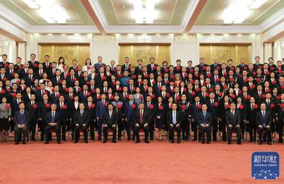 湖北12名公务员个人和6个公务员集体获得表彰