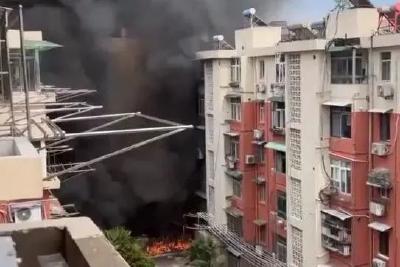 电动自行车爆燃，短短几秒烧成空壳……
