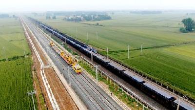 7月份全国铁路发送旅客2.24亿人次、货物4.1亿吨