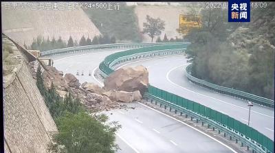 兰海高速兰临段发生山体滑坡 导致道路交通阻断
